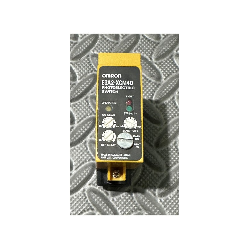 "OMRON E3A2-XCM4D Photographic Switch: Durable, Water-Resistant, 4m R